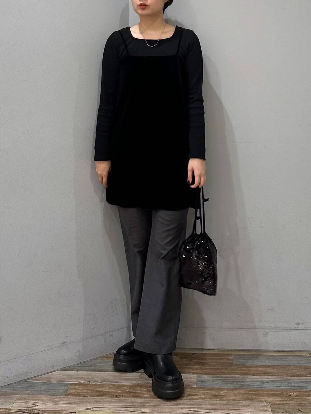 その他のチュニック、ブラック系のTシャツ/カットソー、ブラック系のブーツを着用したレディースの冬コーディネートの4枚目の写真