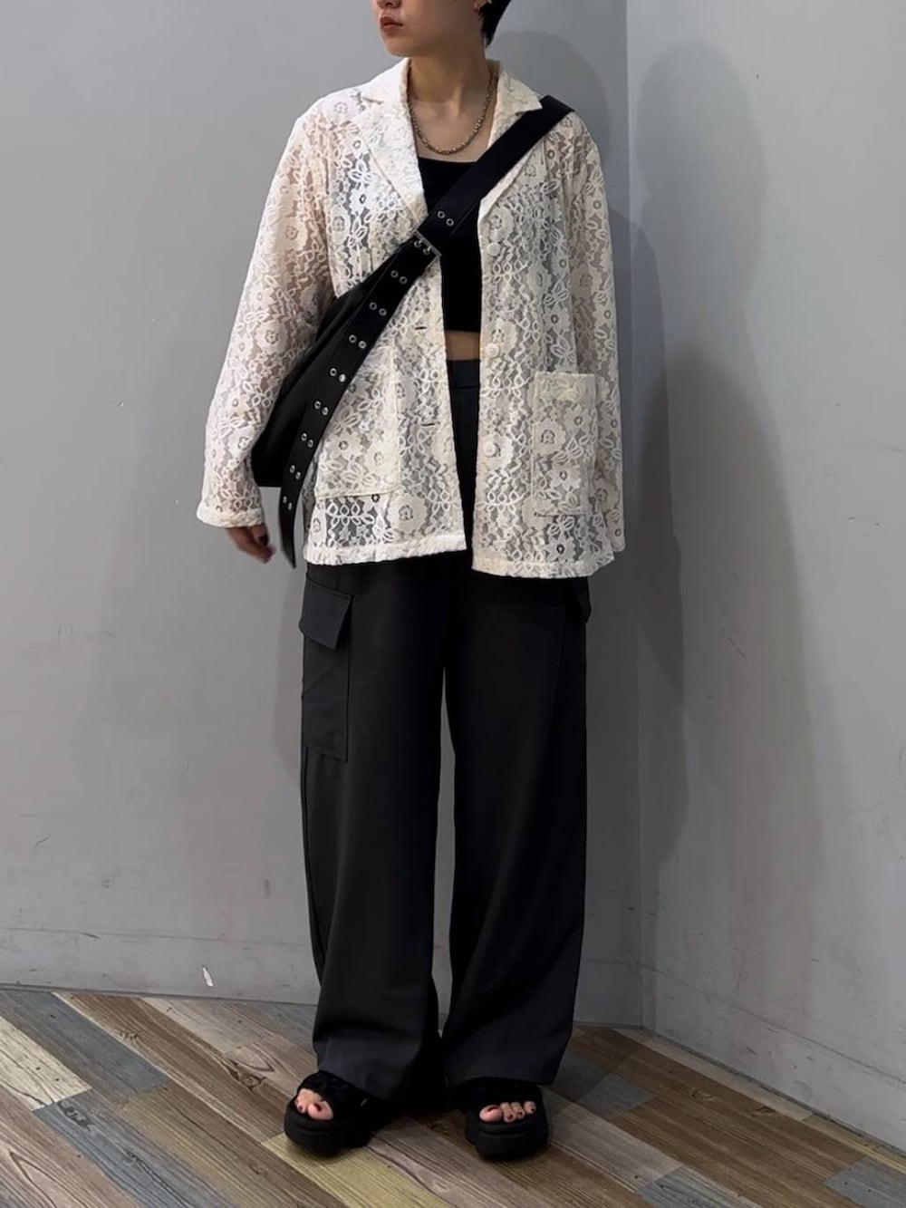 ブラック系のTシャツ/カットソー、ブラック系のボディバッグ/ウエストポーチ、ホワイト系のシャツ/ブラウスを着用したレディースの秋コーディネートの5枚目の写真