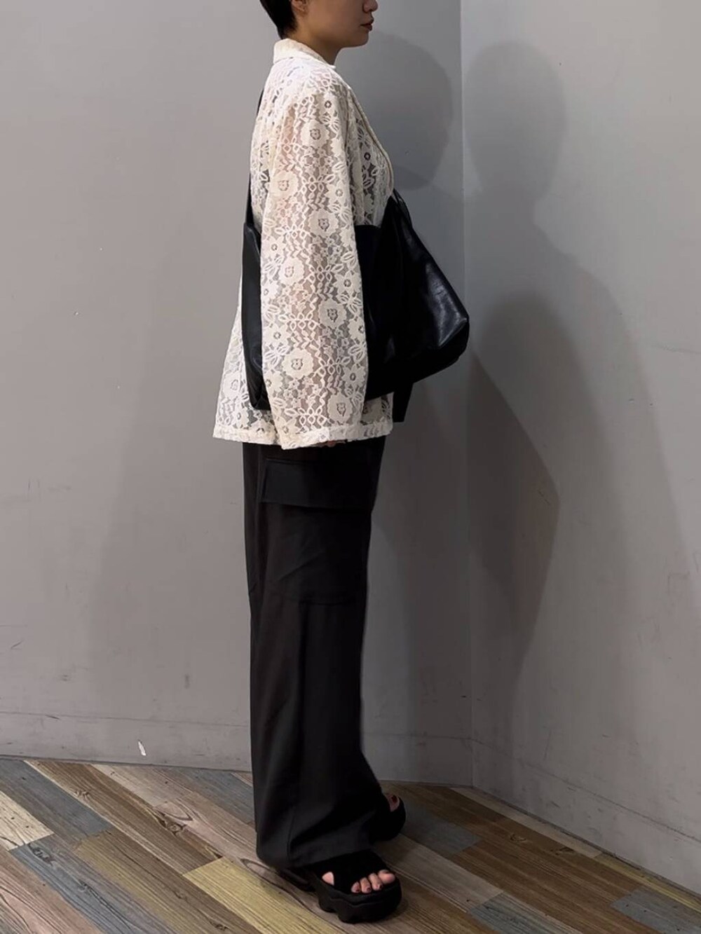 ブラック系のTシャツ/カットソー、ブラック系のボディバッグ/ウエストポーチ、ホワイト系のシャツ/ブラウスを着用したレディースの秋コーディネートの4枚目の写真