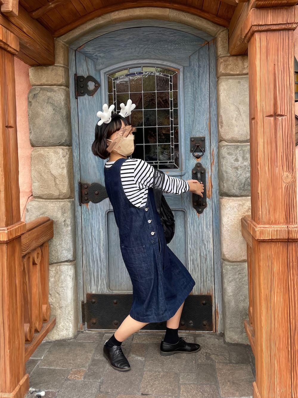 ブルー系のワンピース、ブラック系のドレスシューズ、ブルー系のTシャツ/カットソーを着用したレディースの秋コーディネートの2枚目の写真