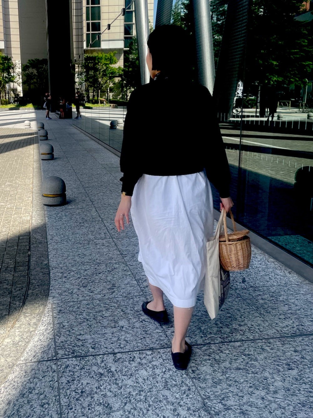 ブラック系のバレエシューズを着用したレディースの春コーディネートの2枚目の写真