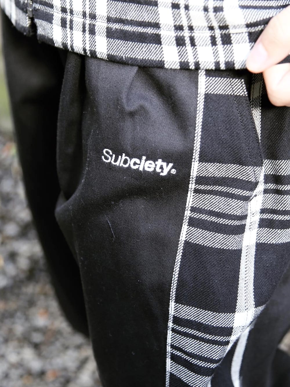 「カジュアルコーデ、スニーカーコーデ、休日スタイル、ストリート、ヒップホップ、ロック、Subciety、NineMicrophones」｜「SubcietyのCHECK WORK JKT（カバーオール、ブラック系）」を使った、弥彦さん（メンズ・173cm）の冬コーディネートの3枚目の写真