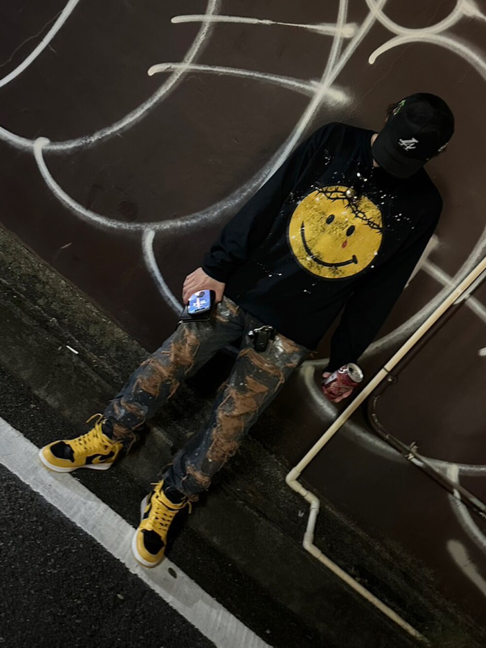 ブラック系のTシャツ/カットソー、ブルー系のデニムパンツ、イエロー系のスニーカーを着用したメンズの秋コーディネートの2枚目の写真