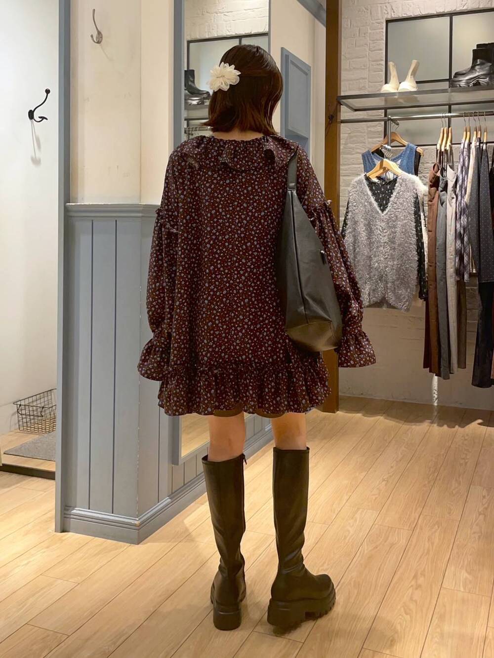 ブラック系のショルダーバッグ、ブラウン系のその他パンツ、ブラウン系のシャツ/ブラウスを着用したレディースの秋コーディネートの3枚目の写真