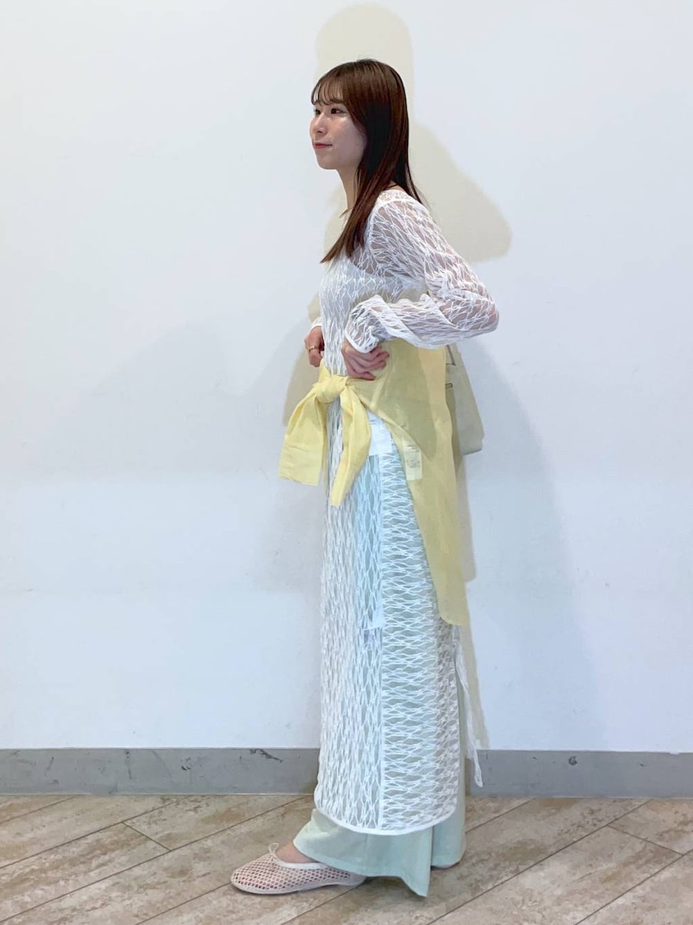 「LOWRYS FARM」｜「LOWRYS FARMのスタイルＵＰクロスカップキャミ　100757（Tシャツ/カットソー、ホワイト系）」を使った、miyuさん（レディース・158cm）の春コーディネートの3枚目の写真