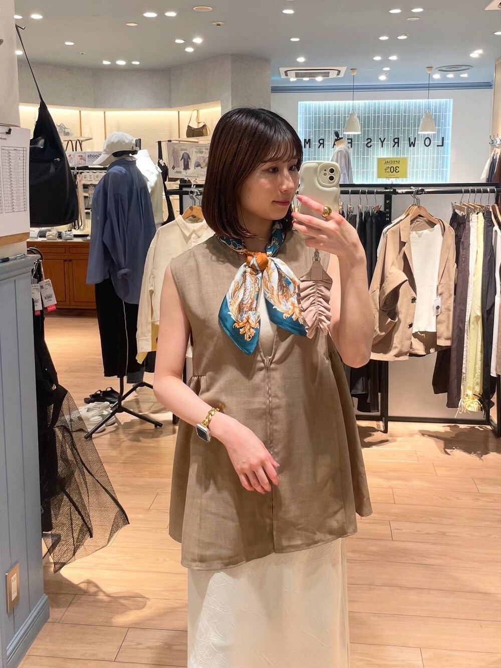 「LOWRYS FARM」｜「LOWRYS FARMのストレッチサテンスカート　 290120（スカート、ホワイト系）」を使った、miyuさん（レディース・158cm）の夏コーディネートの5枚目の写真