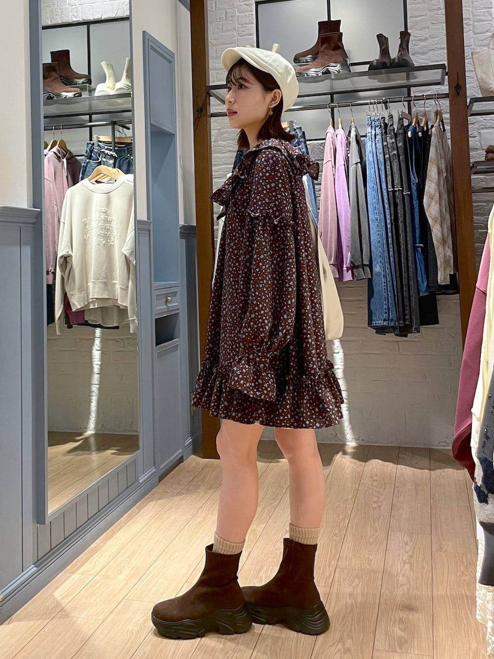 ホワイト系のショルダーバッグ、ブラウン系のブーツ、ブラウン系のシャツ/ブラウスを着用したレディースの秋コーディネートの3枚目の写真