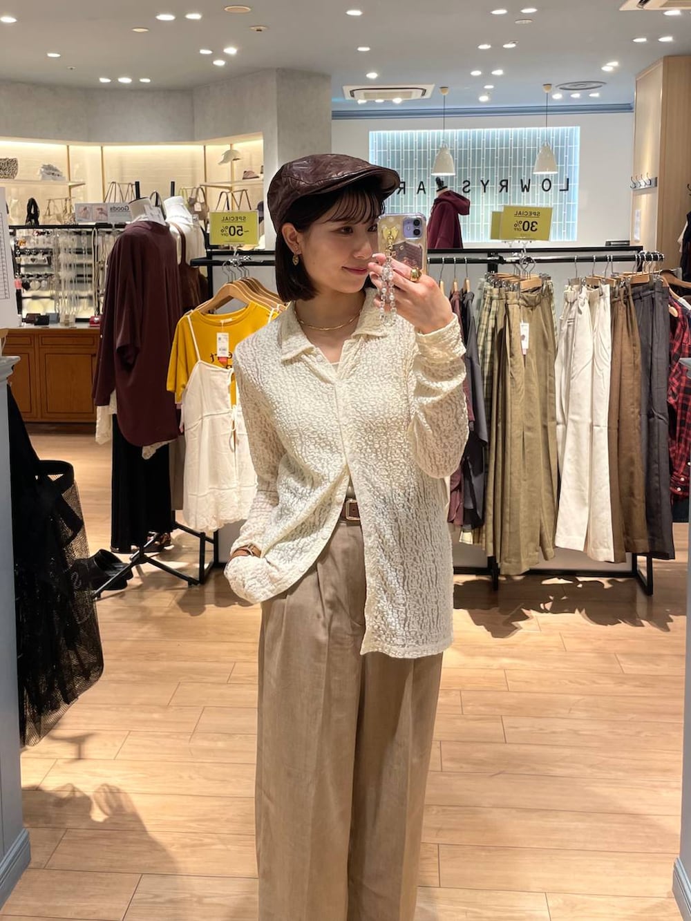 ブラウン系のサンダル、ゴールド系のタンクトップ、ベージュ系のスラックスを着用したレディースの秋コーディネートの6枚目の写真