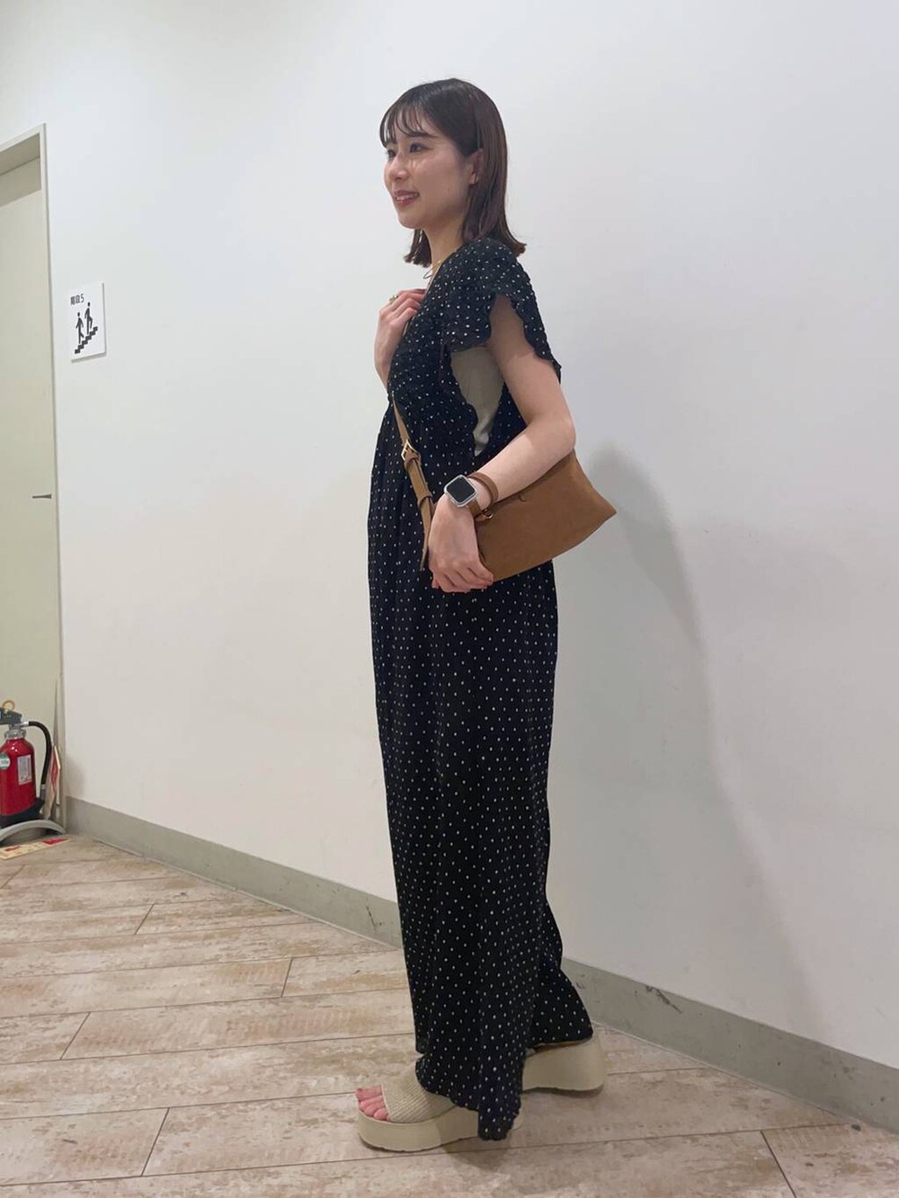 ホワイト系のサンダル、その他のワンピース、ゴールド系のタンクトップを着用したレディースの夏コーディネートの5枚目の写真