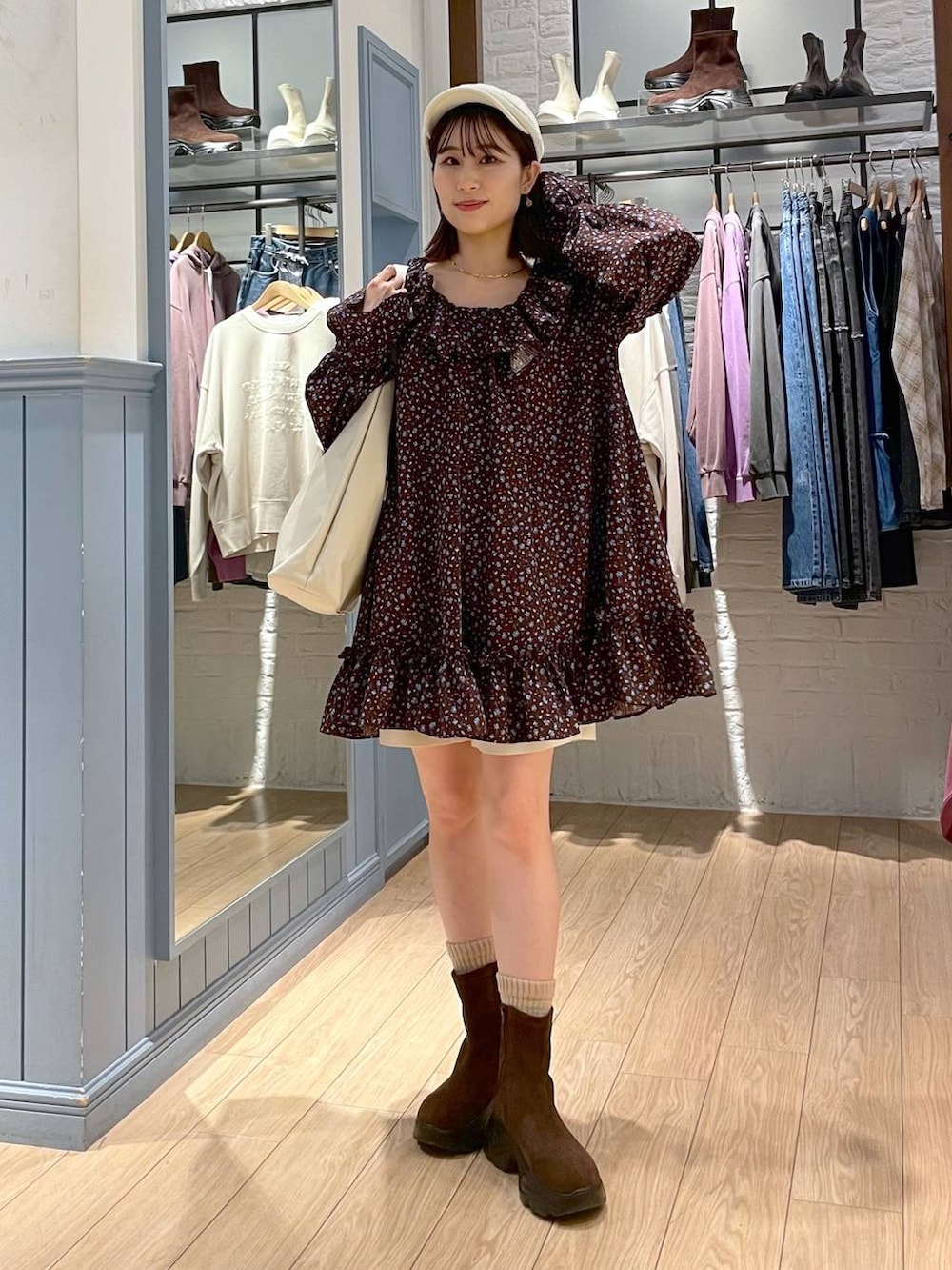 ホワイト系のショルダーバッグ、ブラウン系のブーツ、ブラウン系のシャツ/ブラウスを着用したレディースの秋コーディネートの2枚目の写真