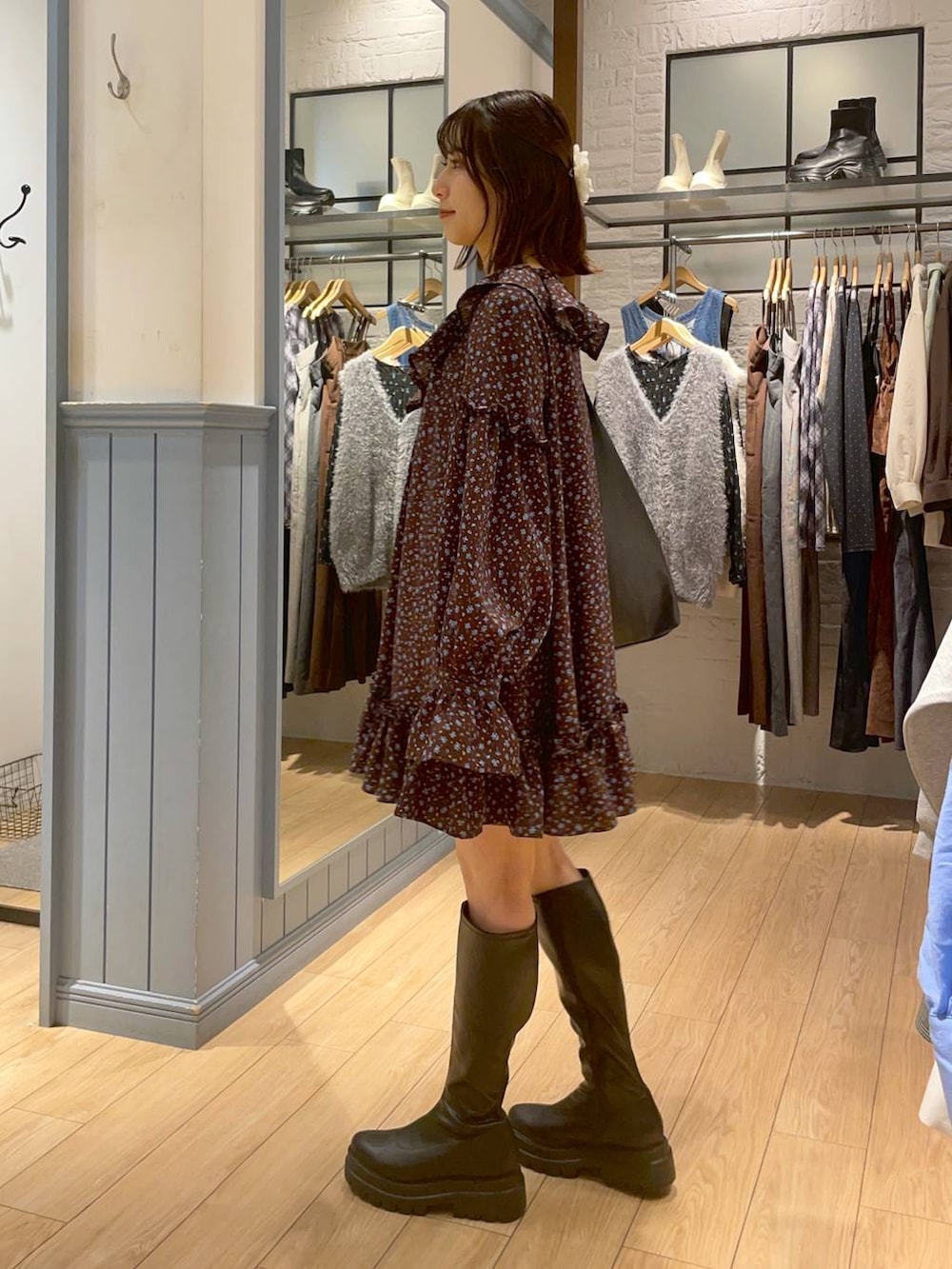 ブラック系のショルダーバッグ、ブラウン系のその他パンツ、ブラウン系のシャツ/ブラウスを着用したレディースの秋コーディネートの2枚目の写真