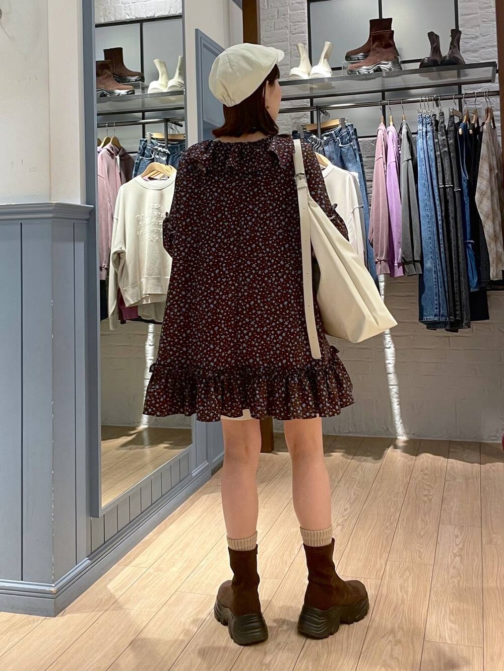 ホワイト系のショルダーバッグ、ブラウン系のブーツ、ブラウン系のシャツ/ブラウスを着用したレディースの秋コーディネートの4枚目の写真