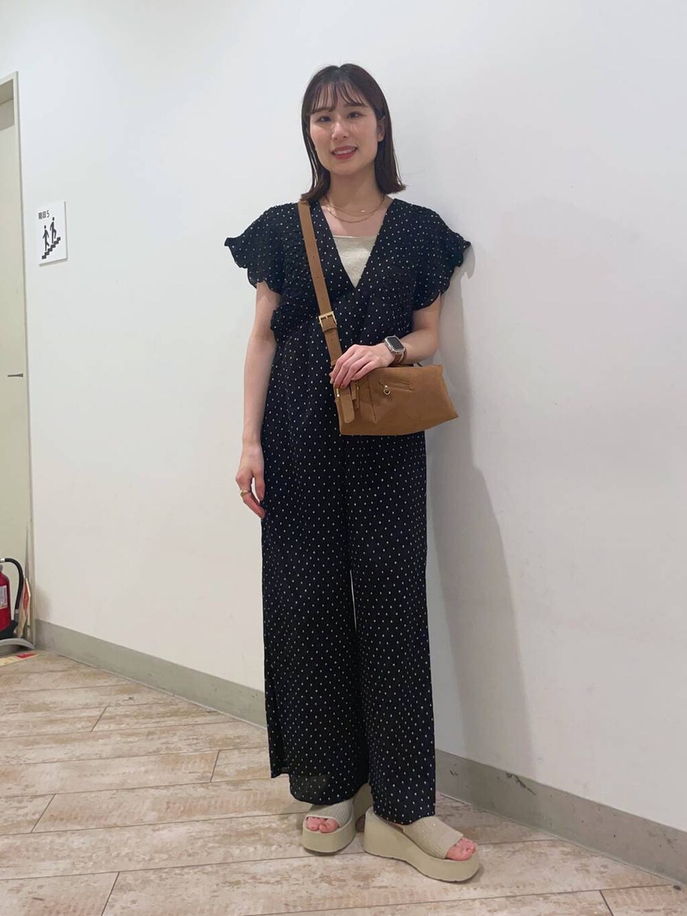 ホワイト系のサンダル、その他のワンピース、ゴールド系のタンクトップを着用したレディースの夏コーディネートの4枚目の写真