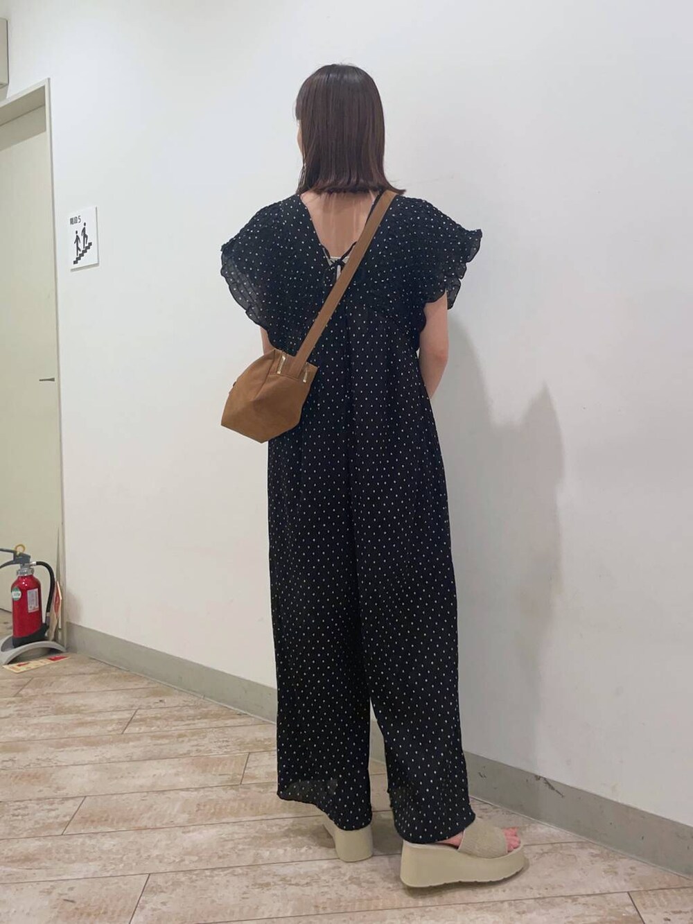 ホワイト系のサンダル、その他のワンピース、ゴールド系のタンクトップを着用したレディースの夏コーディネートの7枚目の写真