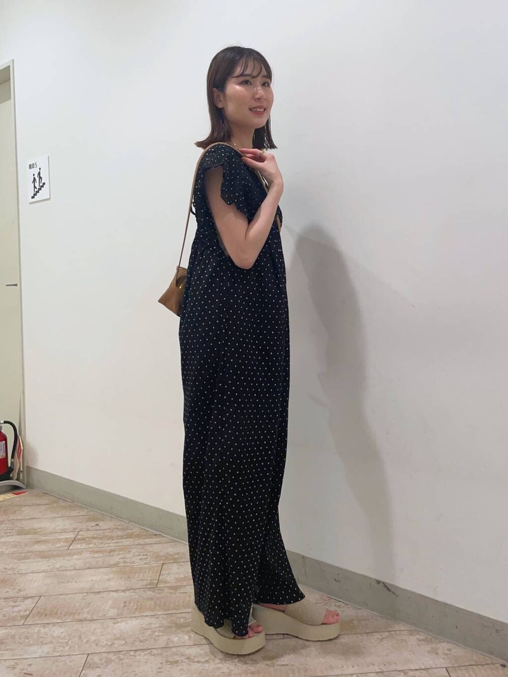 ホワイト系のサンダル、その他のワンピース、ゴールド系のタンクトップを着用したレディースの夏コーディネートの6枚目の写真