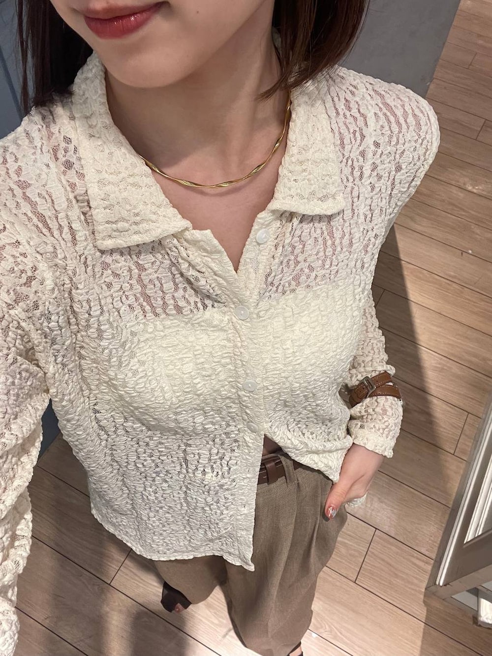 ベージュ系のスラックス、ホワイト系のTシャツ/カットソー、ベージュ系のチョーカーを着用したレディースの夏コーディネートの3枚目の写真