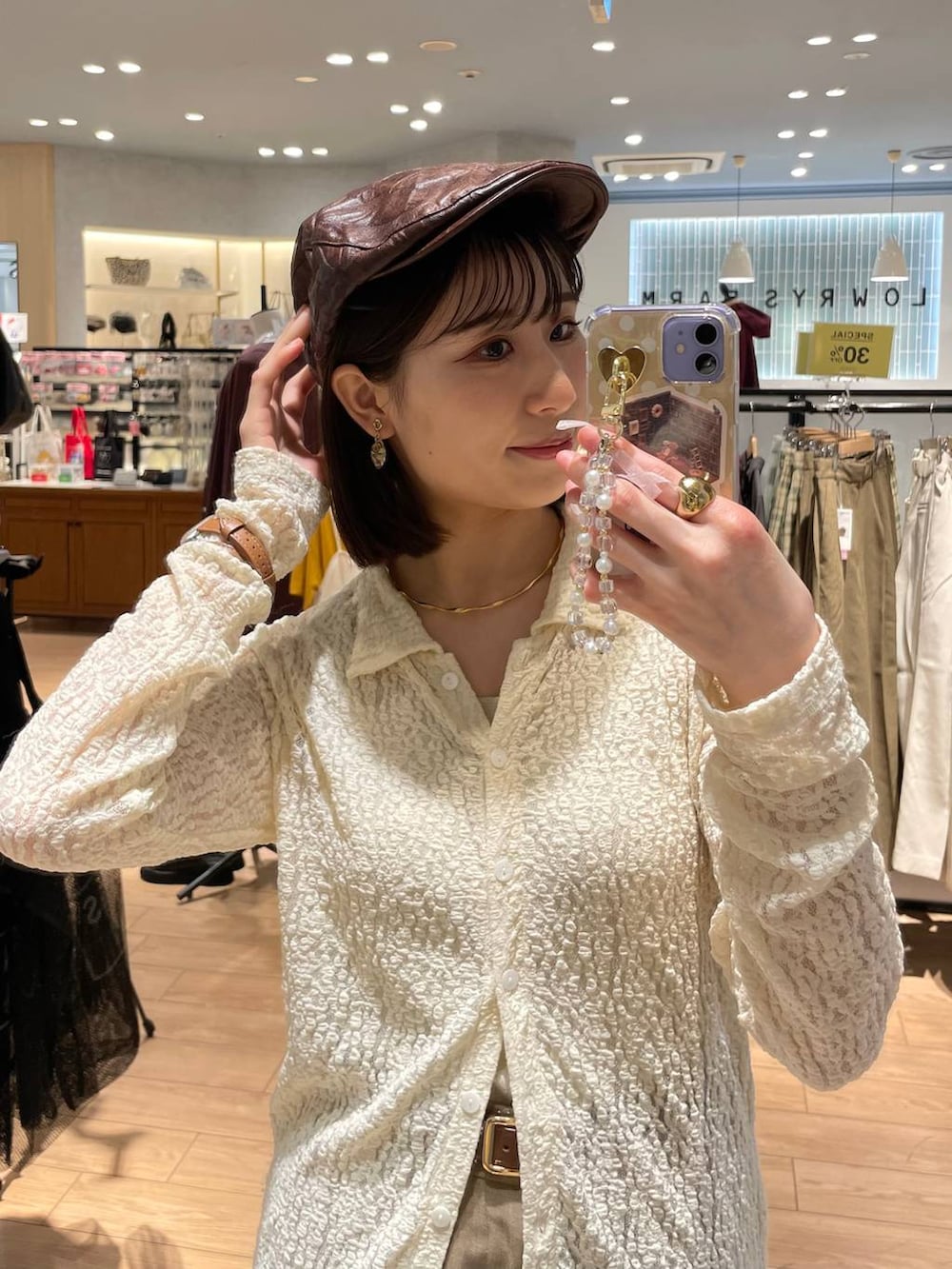 ブラウン系のサンダル、ゴールド系のタンクトップ、ベージュ系のスラックスを着用したレディースの秋コーディネートの5枚目の写真