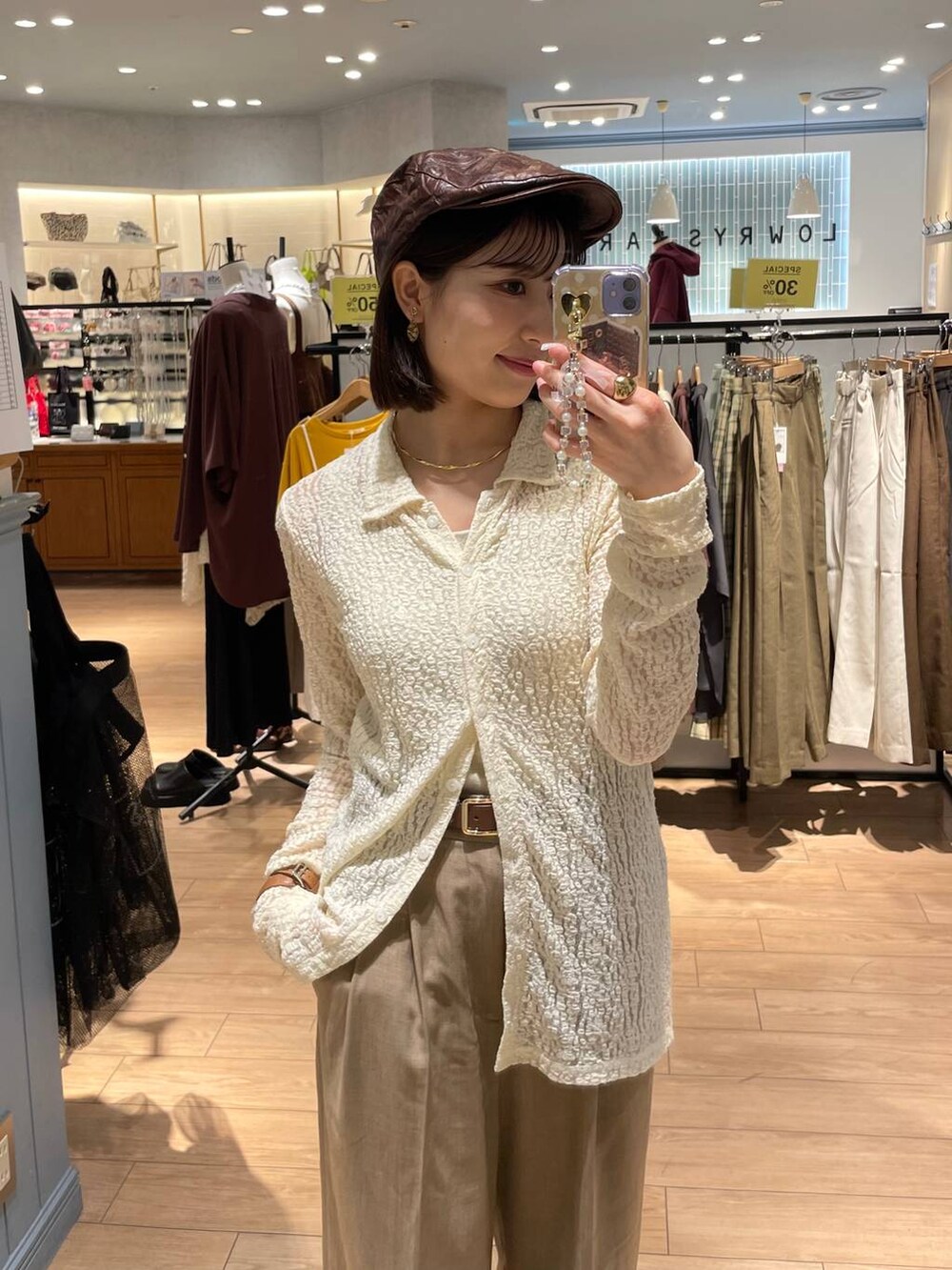 ブラウン系のサンダル、ゴールド系のタンクトップ、ベージュ系のスラックスを着用したレディースの秋コーディネートの2枚目の写真