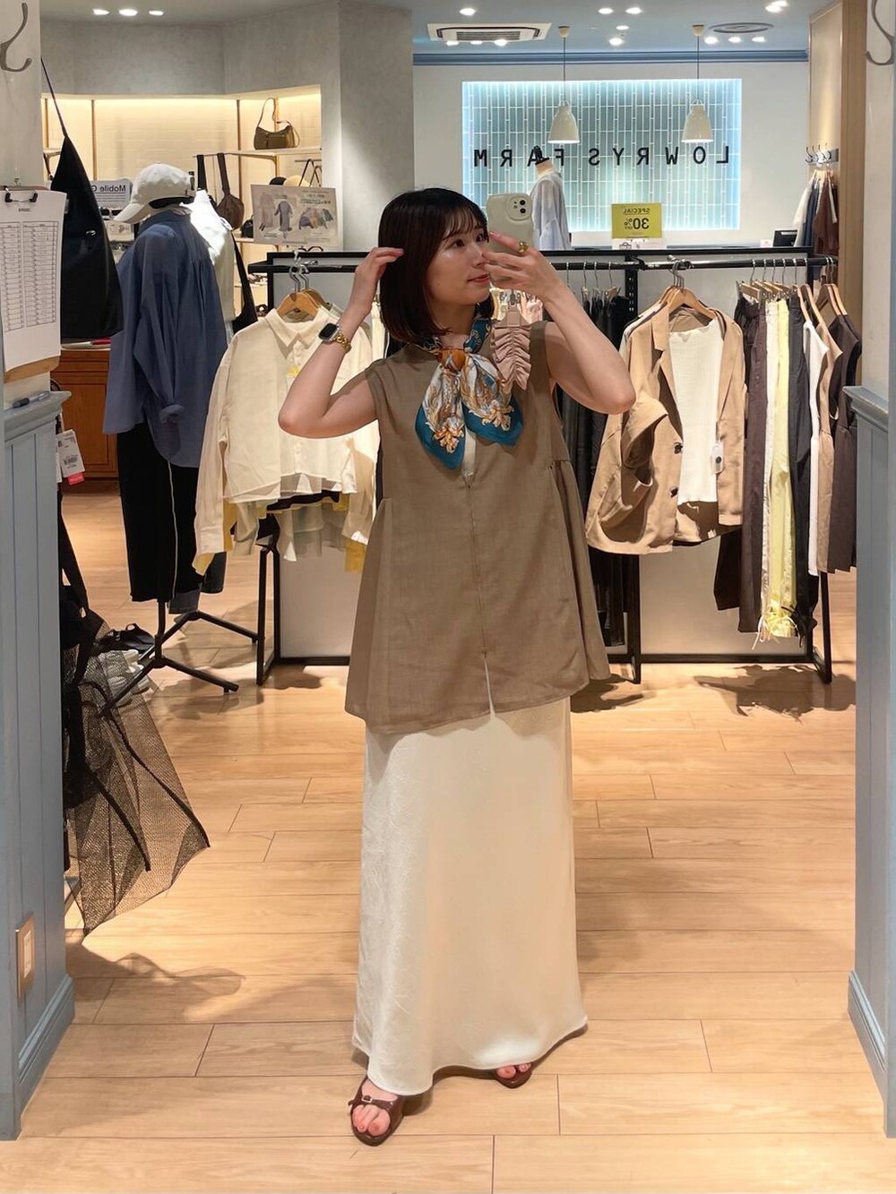 「LOWRYS FARM」｜「LOWRYS FARMのストレッチサテンスカート　 290120（スカート、ホワイト系）」を使った、miyuさん（レディース・158cm）の夏コーディネートの3枚目の写真