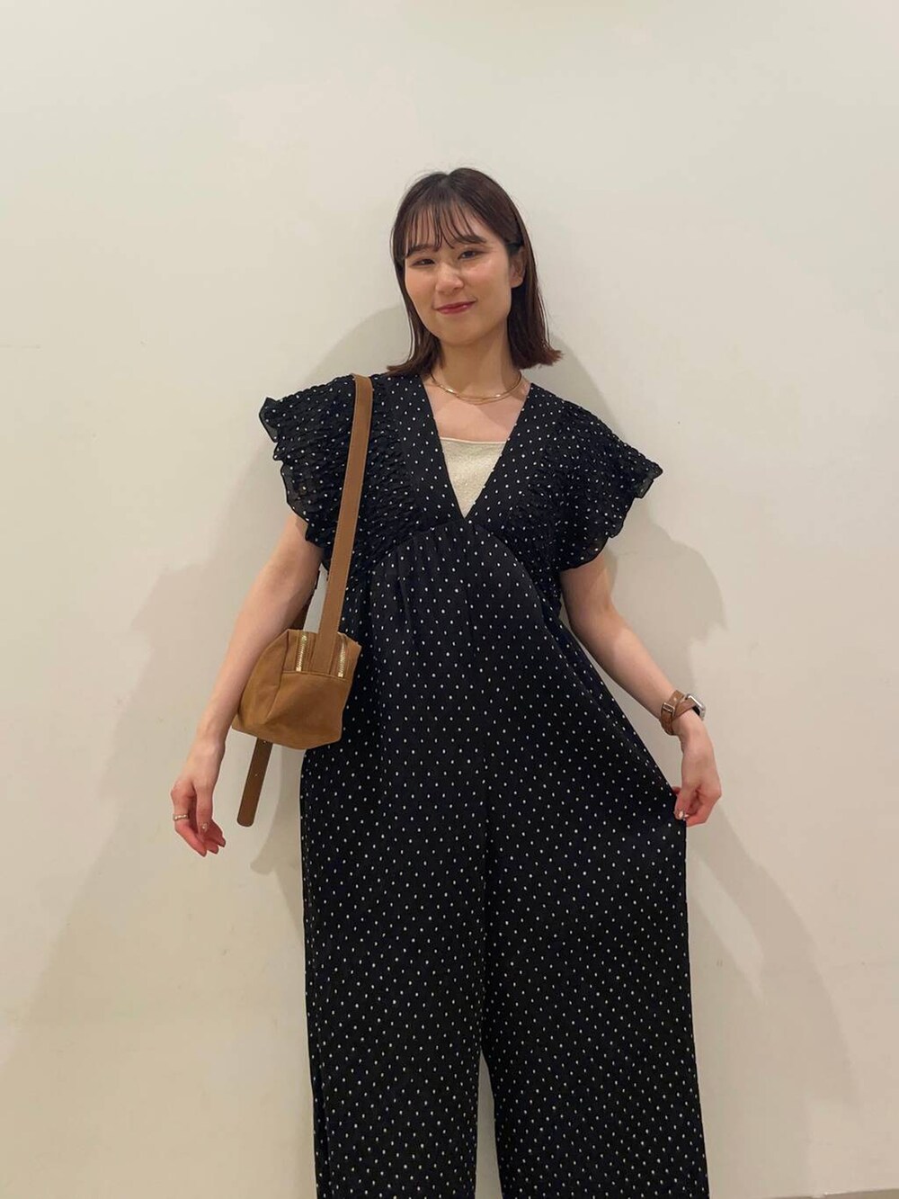 ホワイト系のサンダル、その他のワンピース、ゴールド系のタンクトップを着用したレディースの夏コーディネートの2枚目の写真