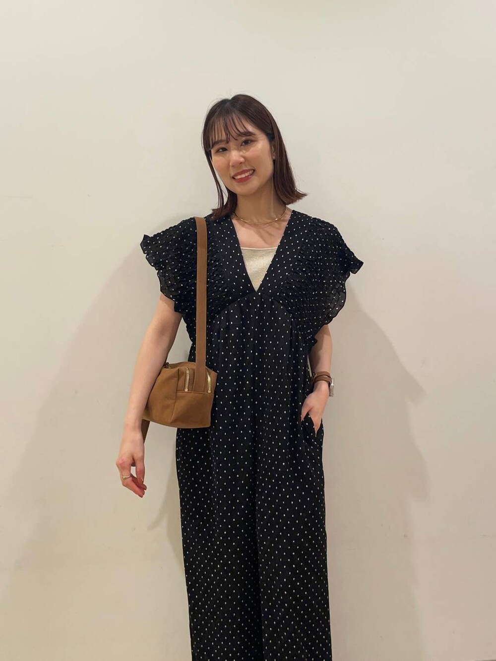 ホワイト系のサンダル、その他のワンピース、ゴールド系のタンクトップを着用したレディースの夏コーディネートの3枚目の写真