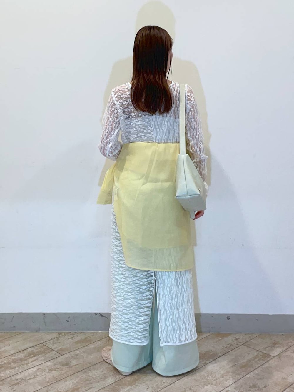 「LOWRYS FARM」｜「LOWRYS FARMのスタイルＵＰクロスカップキャミ　100757（Tシャツ/カットソー、ホワイト系）」を使った、miyuさん（レディース・158cm）の春コーディネートの4枚目の写真