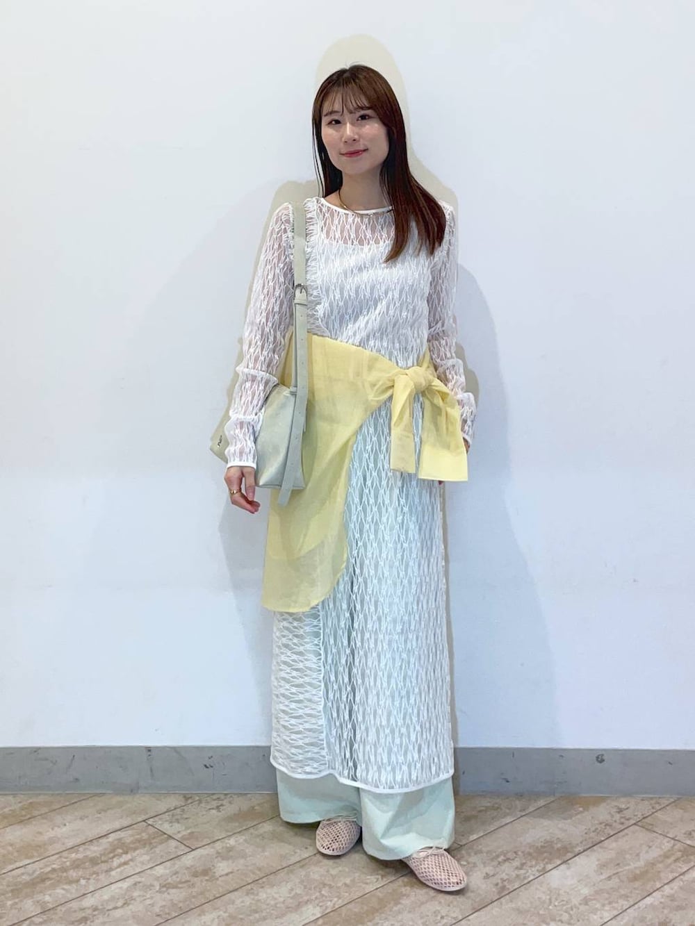 「LOWRYS FARM」｜「LOWRYS FARMのスタイルＵＰクロスカップキャミ　100757（Tシャツ/カットソー、ホワイト系）」を使った、miyuさん（レディース・158cm）の春コーディネートの2枚目の写真