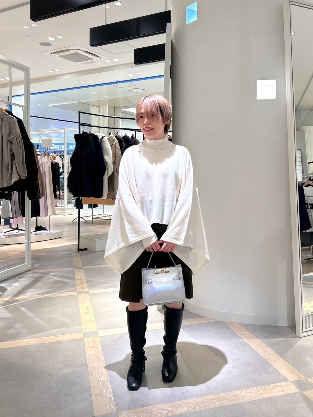 ホワイト系のニット/セーター、ホワイト系のニット/セーター、ブラウン系のその他パンツを着用したレディースの秋コーディネートの4枚目の写真