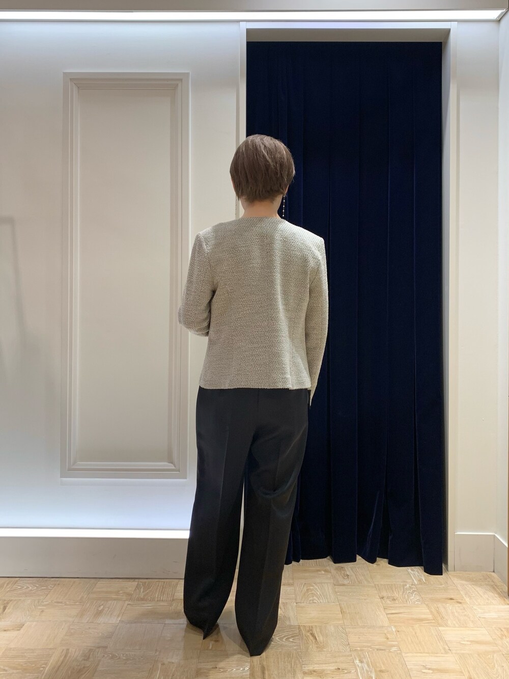 ブラック系のショルダーバッグ、ブルー系のつなぎ/オールインワン、ベージュ系のノーカラージャケットを着用したレディースの春コーディネートの4枚目の写真