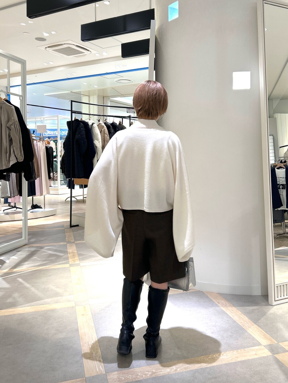 ホワイト系のニット/セーター、ホワイト系のニット/セーター、ブラウン系のその他パンツを着用したレディースの秋コーディネートの5枚目の写真