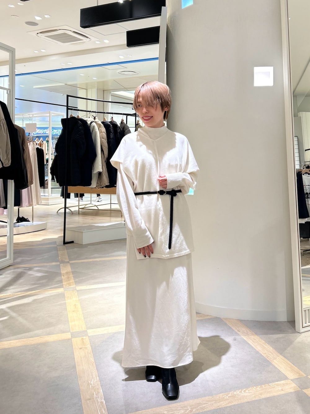 ホワイト系のニット/セーター、ホワイト系のニット/セーター、ブラウン系のその他パンツを着用したレディースの秋コーディネートの2枚目の写真