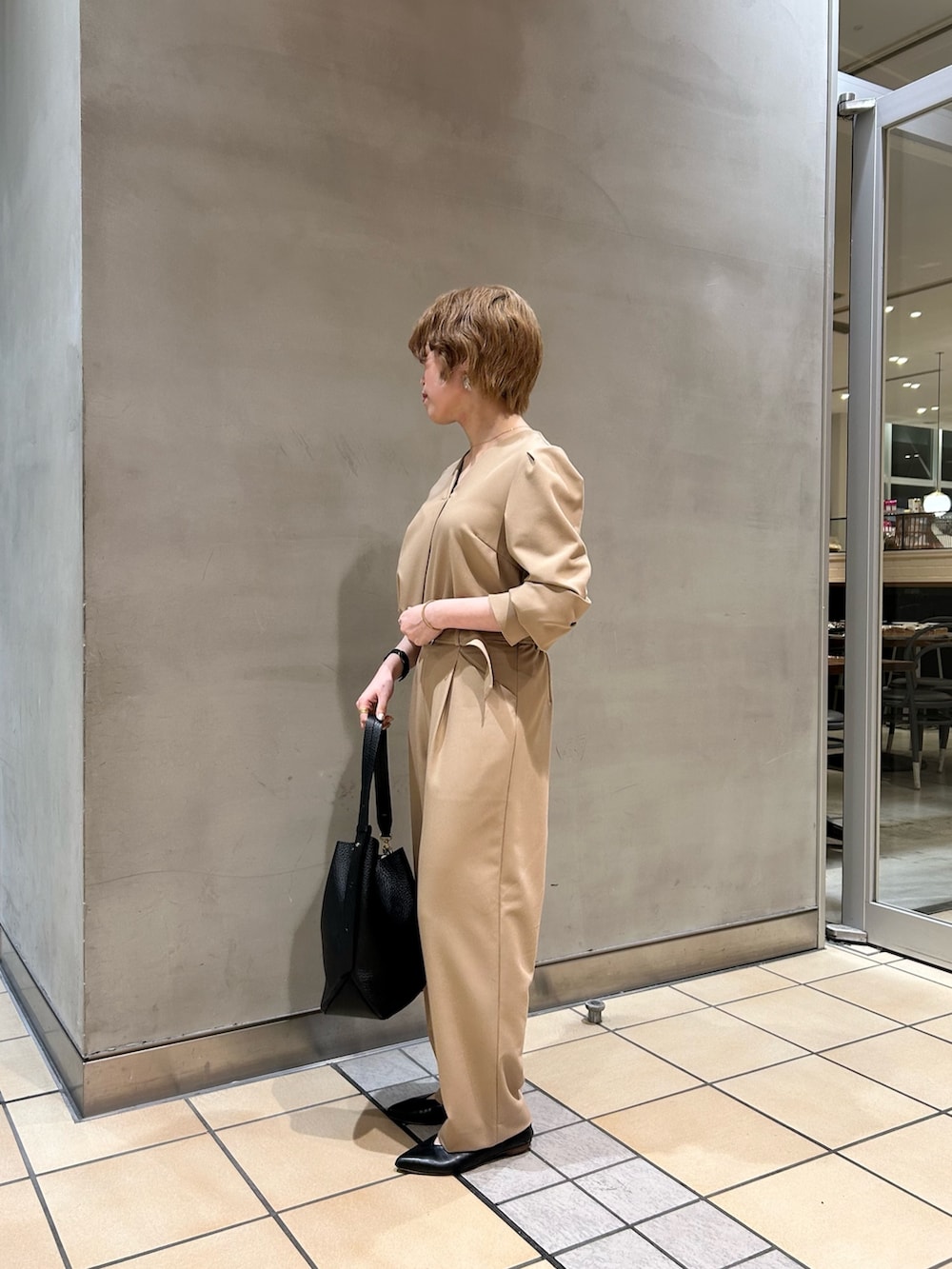 ベージュ系のシャツ/ブラウス、ベージュ系のその他パンツを着用したレディースの秋コーディネートの3枚目の写真