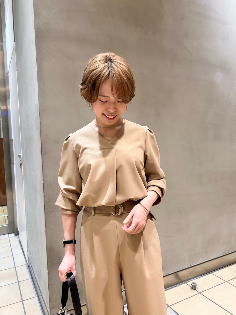 ベージュ系のシャツ/ブラウス、ベージュ系のその他パンツを着用したレディースの秋コーディネートの2枚目の写真