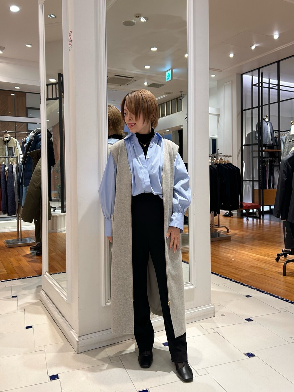 「着回し、美脚パンツ、春コーデ、ジレ、ライトグレー、サックスブルー、小柄、小柄コーデ、ジャンパースカート、レイヤードスタイル、レイヤードコーデ、ノーリーズ、NOLLEY'S」｜「NOLLEY’Sのウォッシャブルツイードジャンパースカート（ワンピース、グレー系）」を使った、uki_nolさん（レディース・150cm）の冬コーディネートの2枚目の写真