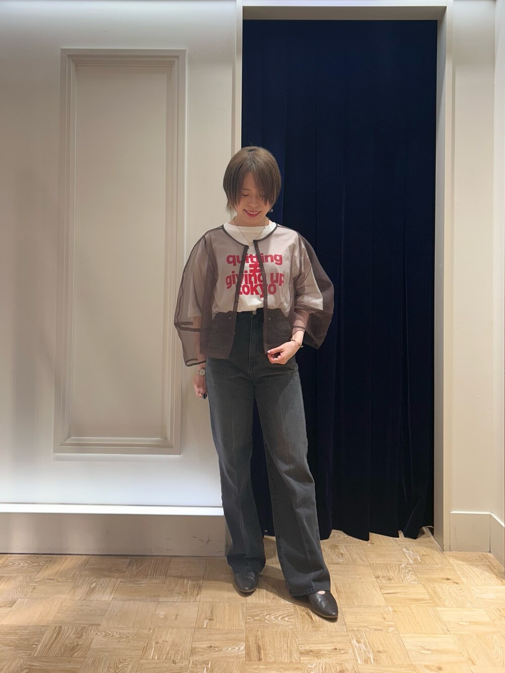 ブラウン系のシャツ/ブラウス、ホワイト系のTシャツ/カットソー、パープル系のショルダーバッグを着用したレディースの秋コーディネートの3枚目の写真