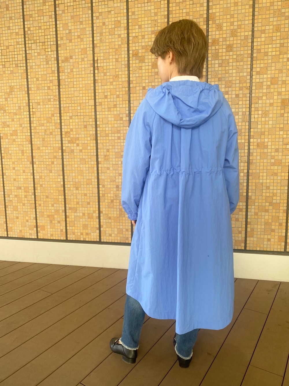 ブルー系のその他アウター、ホワイト系のシャツ/ブラウス、ベージュ系のニット/セーターを着用したレディースの冬コーディネートの4枚目の写真