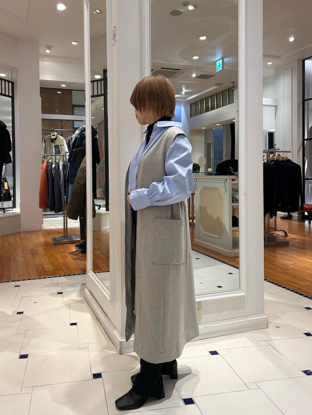「着回し、美脚パンツ、春コーデ、ジレ、ライトグレー、サックスブルー、小柄、小柄コーデ、ジャンパースカート、レイヤードスタイル、レイヤードコーデ、ノーリーズ、NOLLEY'S」｜「NOLLEY’Sのウォッシャブルツイードジャンパースカート（ワンピース、グレー系）」を使った、uki_nolさん（レディース・150cm）の冬コーディネートの3枚目の写真