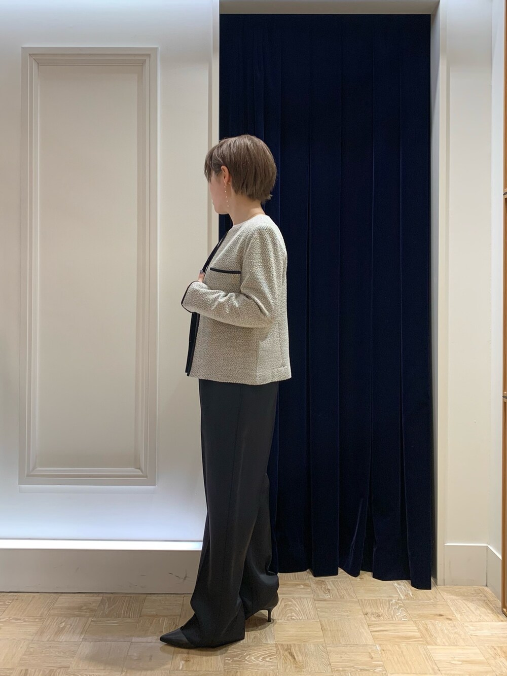 ブラック系のショルダーバッグ、ブルー系のつなぎ/オールインワン、ベージュ系のノーカラージャケットを着用したレディースの春コーディネートの3枚目の写真