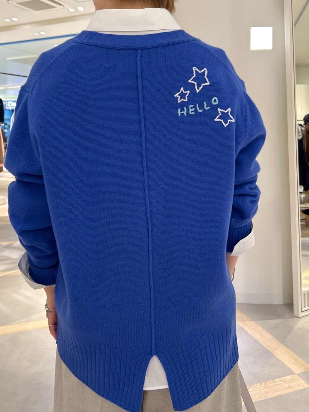 ブルー系のカーディガン/ボレロ、ホワイト系のシャツ/ブラウス、ブルー系のエコバッグ/サブバッグを着用したレディースの冬コーディネートの3枚目の写真