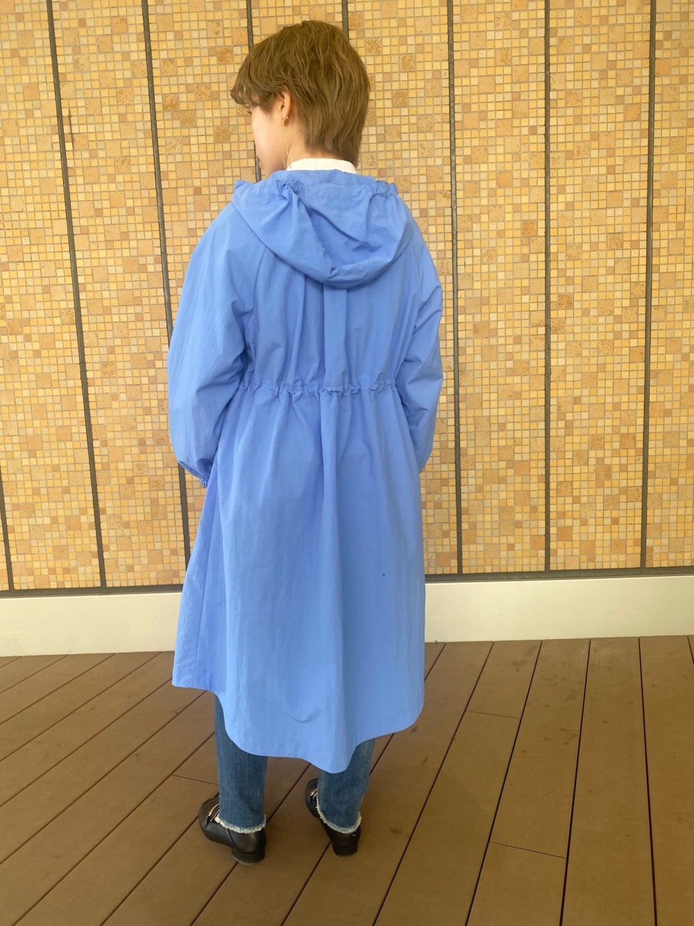 ブルー系のその他アウター、ホワイト系のシャツ/ブラウス、ベージュ系のニット/セーターを着用したレディースの冬コーディネートの2枚目の写真