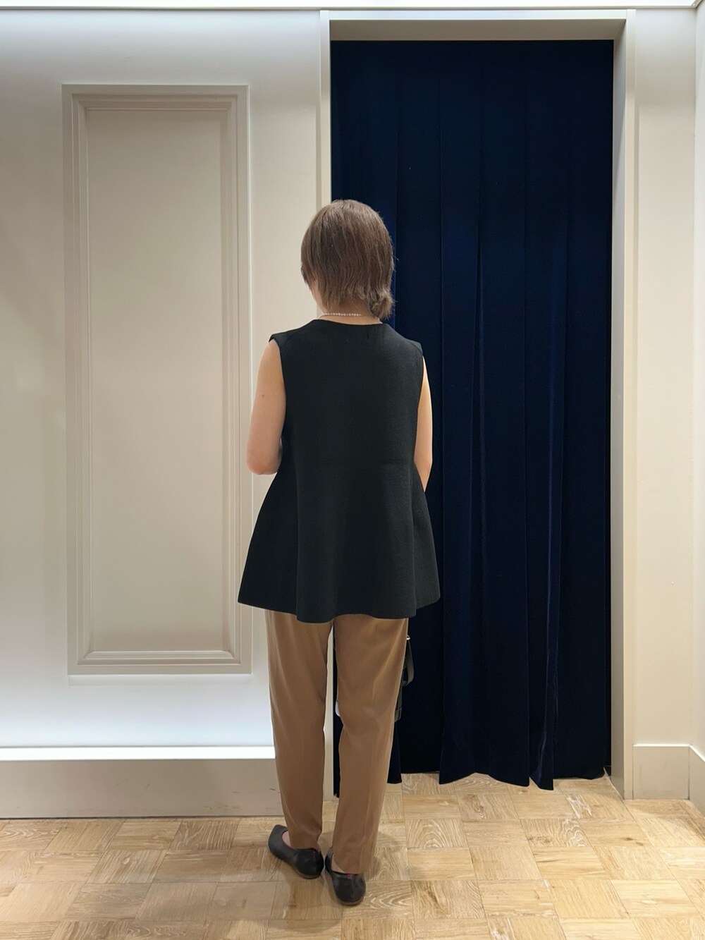 ブラック系のベスト、ブラック系のショルダーバッグ、イエロー系のその他パンツを着用したレディースの秋コーディネートの4枚目の写真