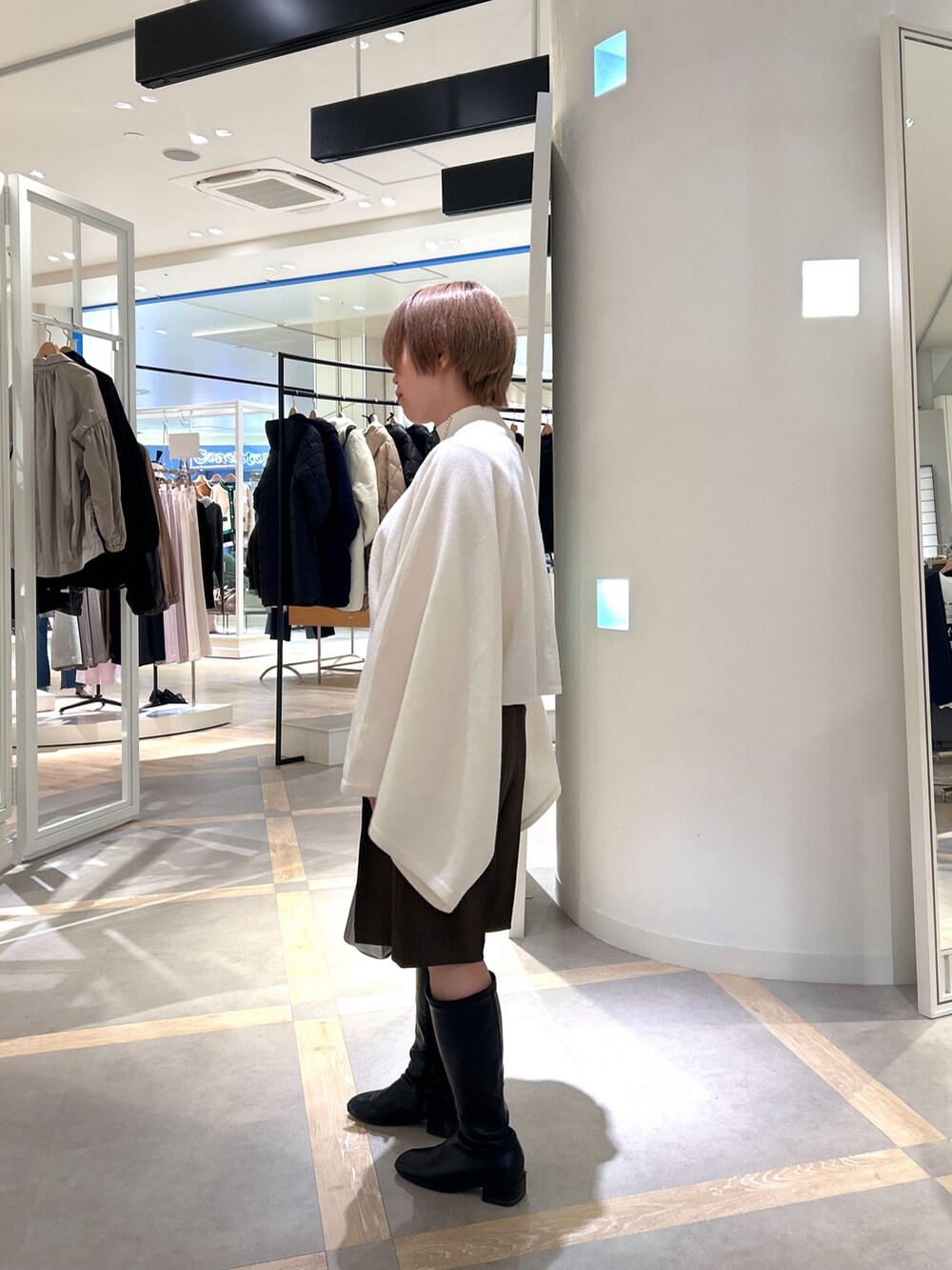 ホワイト系のニット/セーター、ホワイト系のニット/セーター、ブラウン系のその他パンツを着用したレディースの秋コーディネートの6枚目の写真