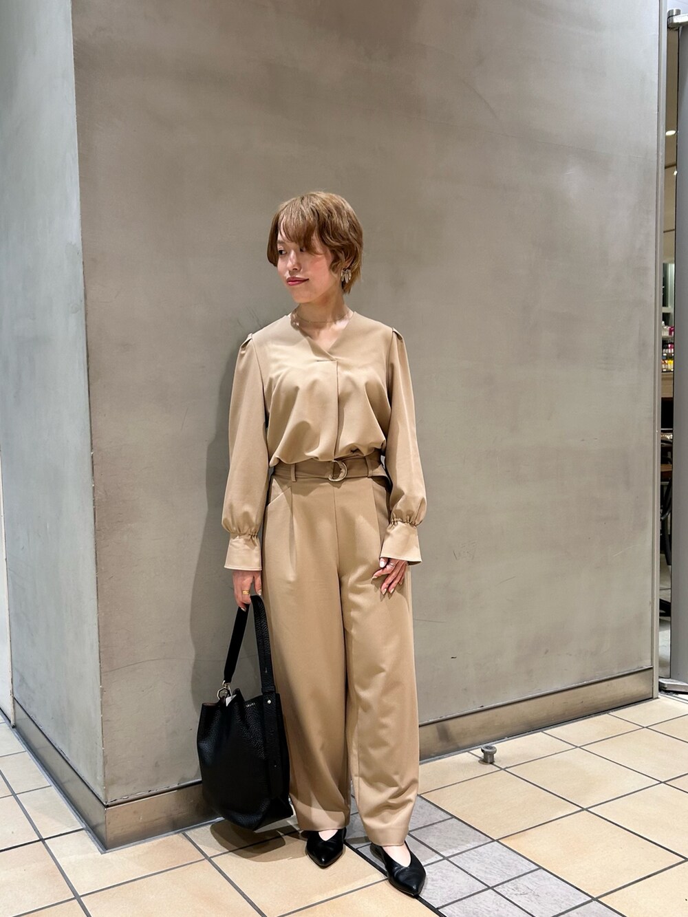 ベージュ系のシャツ/ブラウス、ベージュ系のその他パンツを着用したレディースの秋コーディネートの4枚目の写真
