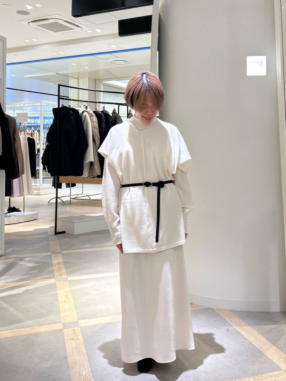 ホワイト系のニット/セーター、ホワイト系のニット/セーター、ブラウン系のその他パンツを着用したレディースの秋コーディネートの7枚目の写真