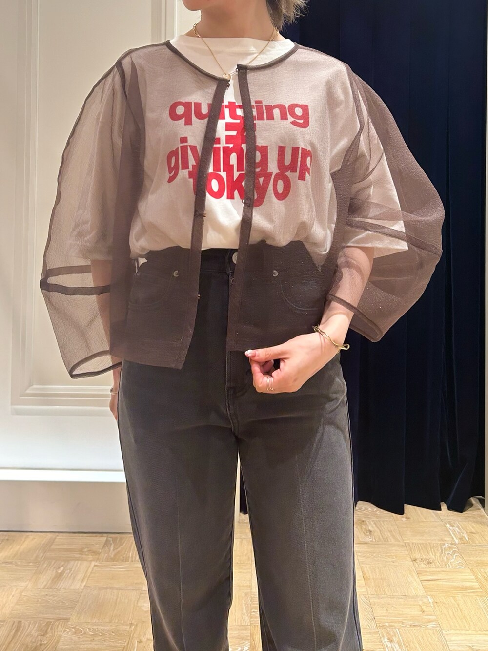 ブラウン系のシャツ/ブラウス、ホワイト系のTシャツ/カットソー、パープル系のショルダーバッグを着用したレディースの秋コーディネートの2枚目の写真