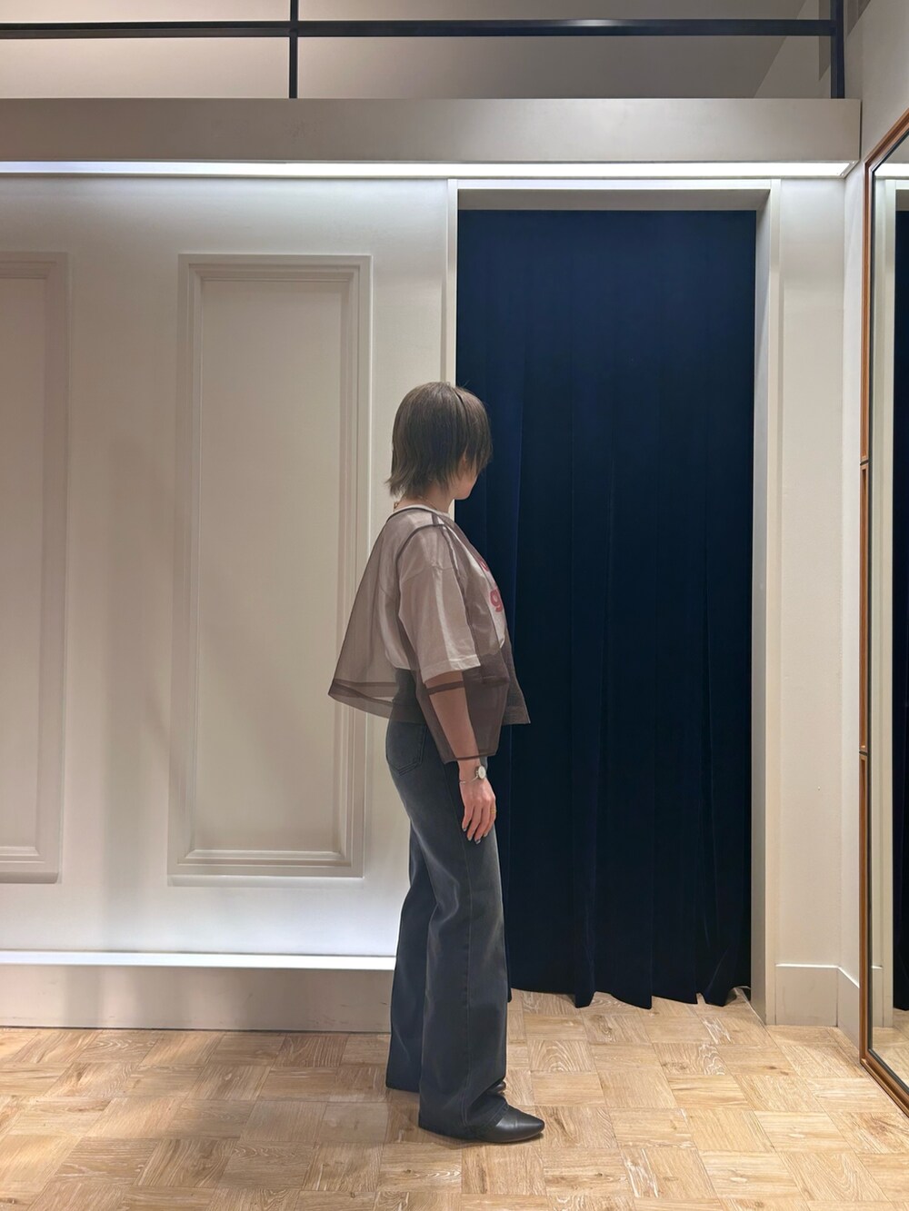 ブラウン系のシャツ/ブラウス、ホワイト系のTシャツ/カットソー、パープル系のショルダーバッグを着用したレディースの秋コーディネートの4枚目の写真