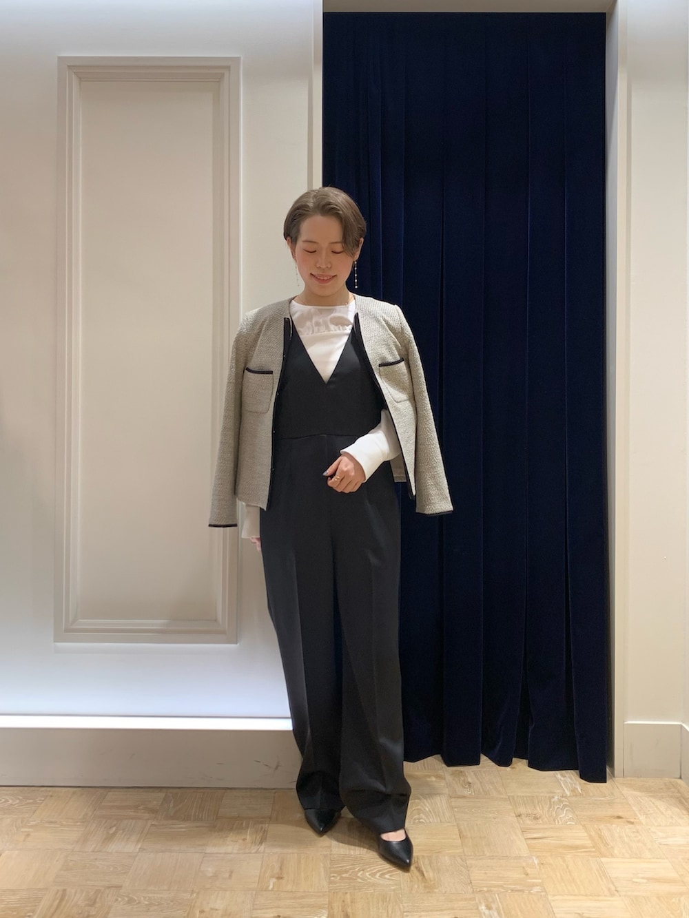 ブラック系のショルダーバッグ、ブルー系のつなぎ/オールインワン、ベージュ系のノーカラージャケットを着用したレディースの春コーディネートの5枚目の写真