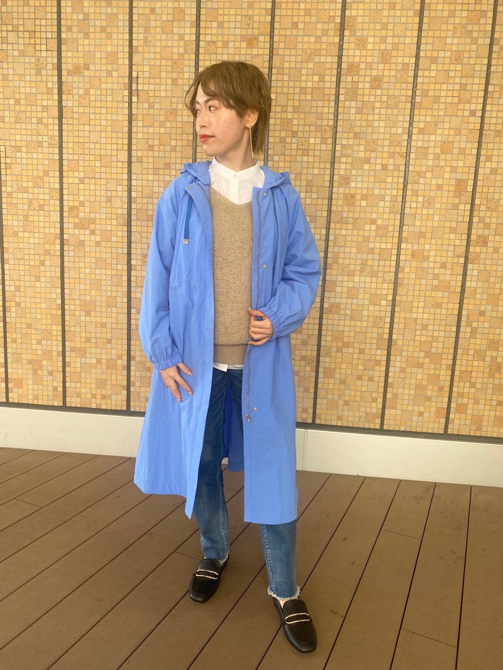 ブルー系のその他アウター、ホワイト系のシャツ/ブラウス、ベージュ系のニット/セーターを着用したレディースの冬コーディネートの3枚目の写真