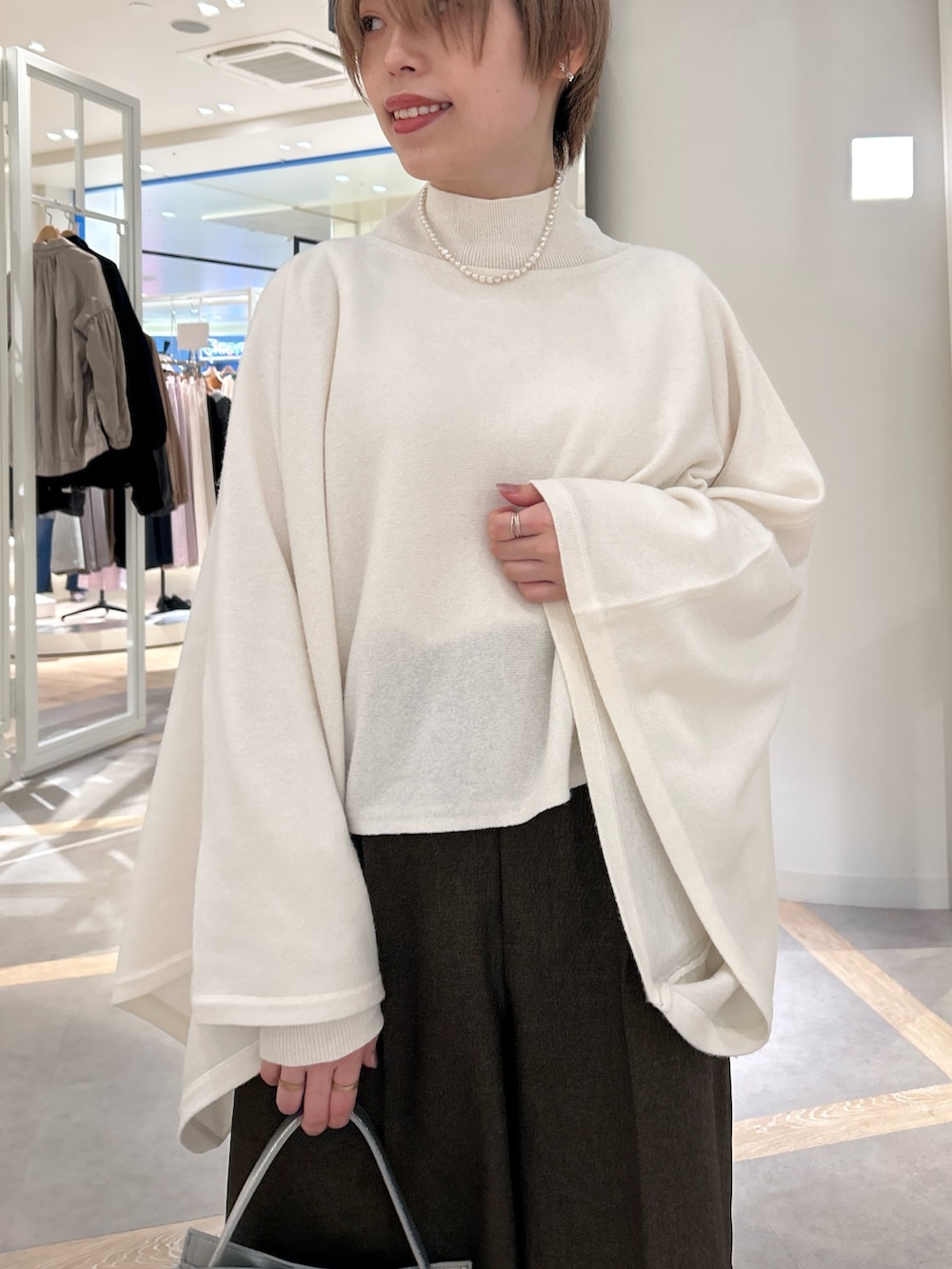 ホワイト系のニット/セーター、ホワイト系のニット/セーター、ブラウン系のその他パンツを着用したレディースの秋コーディネートの3枚目の写真