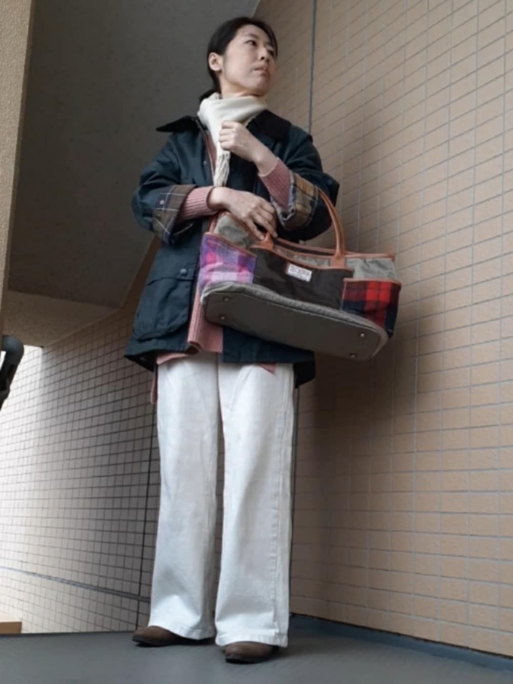 ホワイト系のデニムパンツ、グリーン系のその他アウター、ピンク系のニット/セーターを着用したレディースの春コーディネートの3枚目の写真